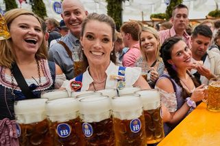 FOTO: V Mnichově začal 191. Oktoberfest. Dražší pivo davy návštěvníků neodradilo - Novinky